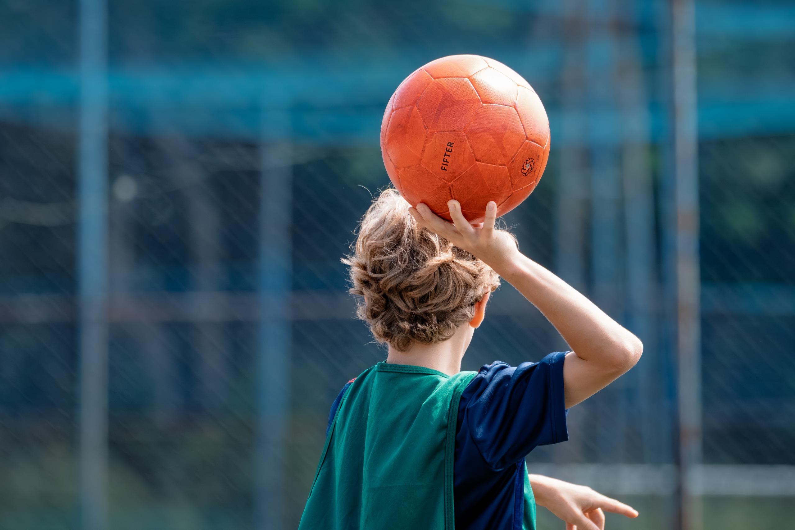 Crianças jogando futebol