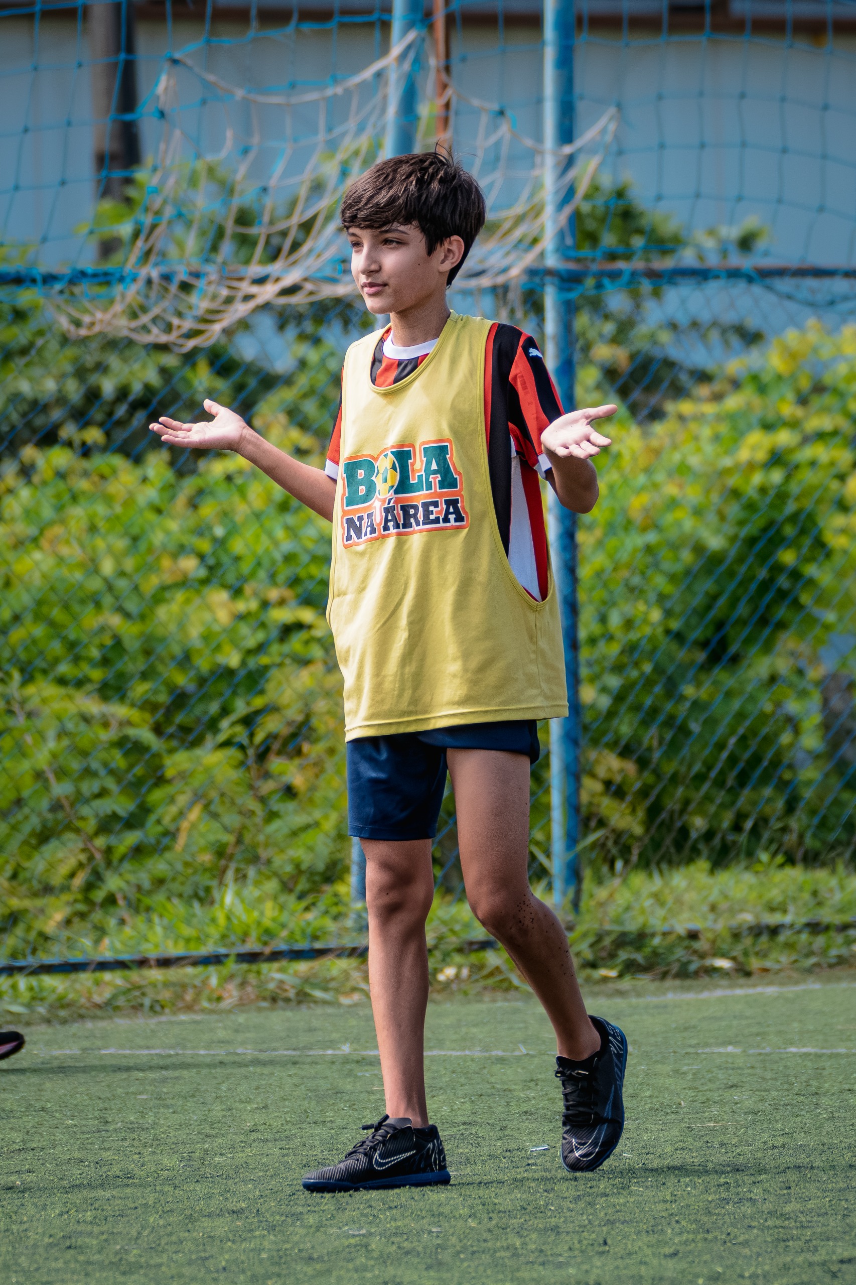 Crianças jogando futebol