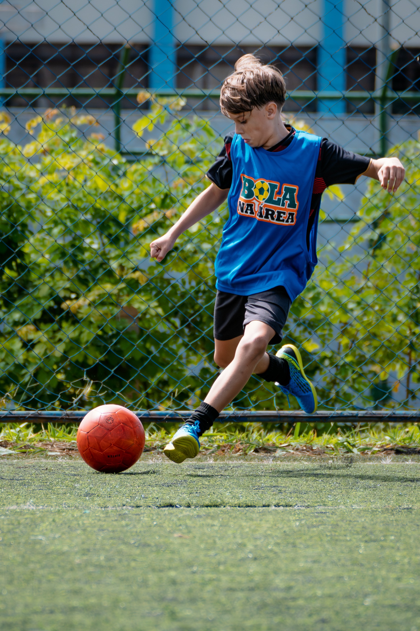 Crianças jogando futebol