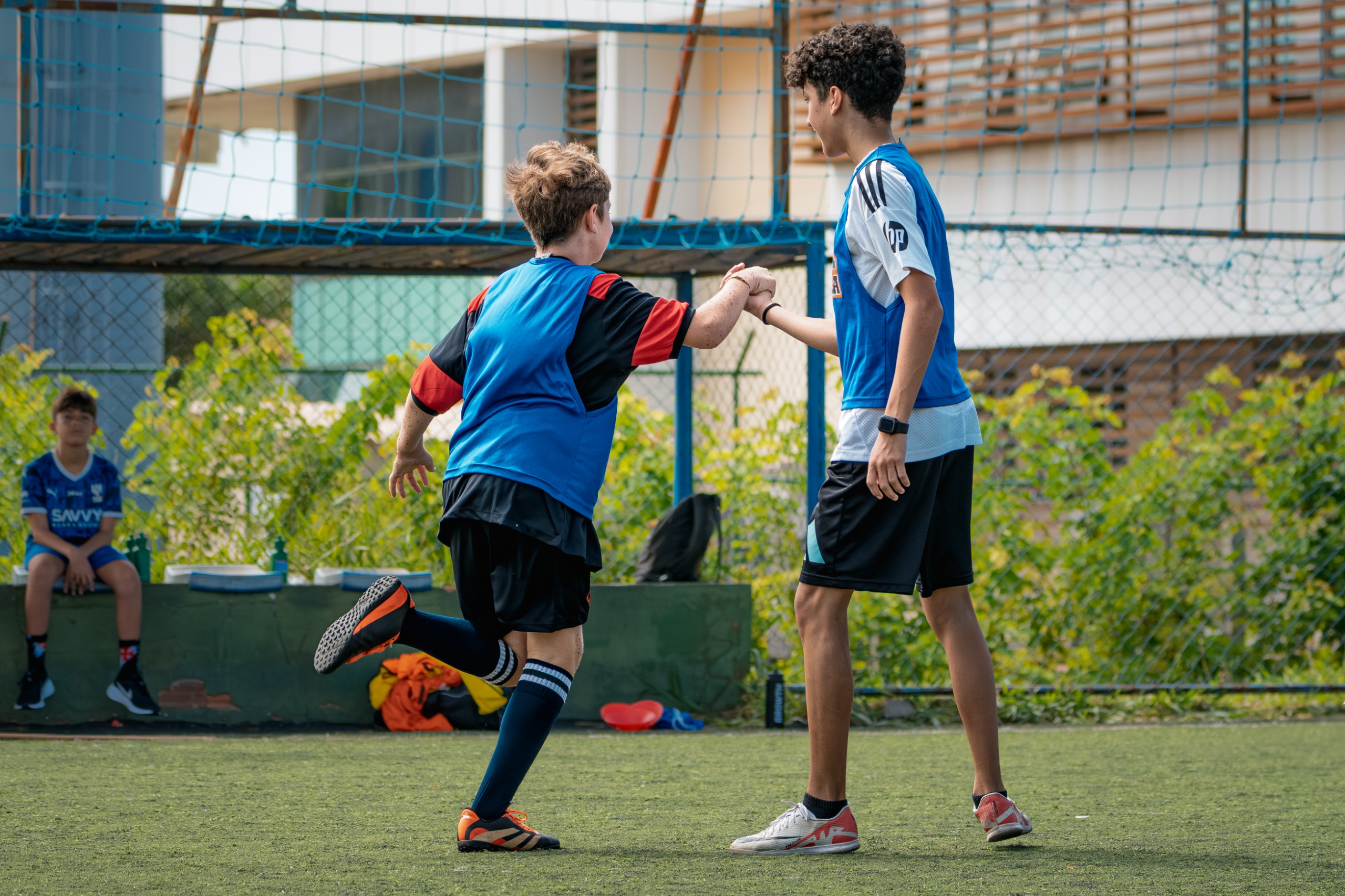 Crianças jogando futebol