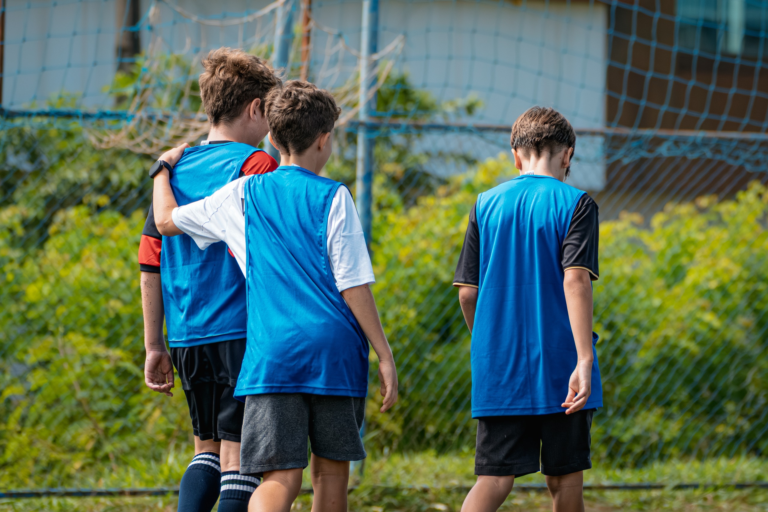 Crianças jogando futebol