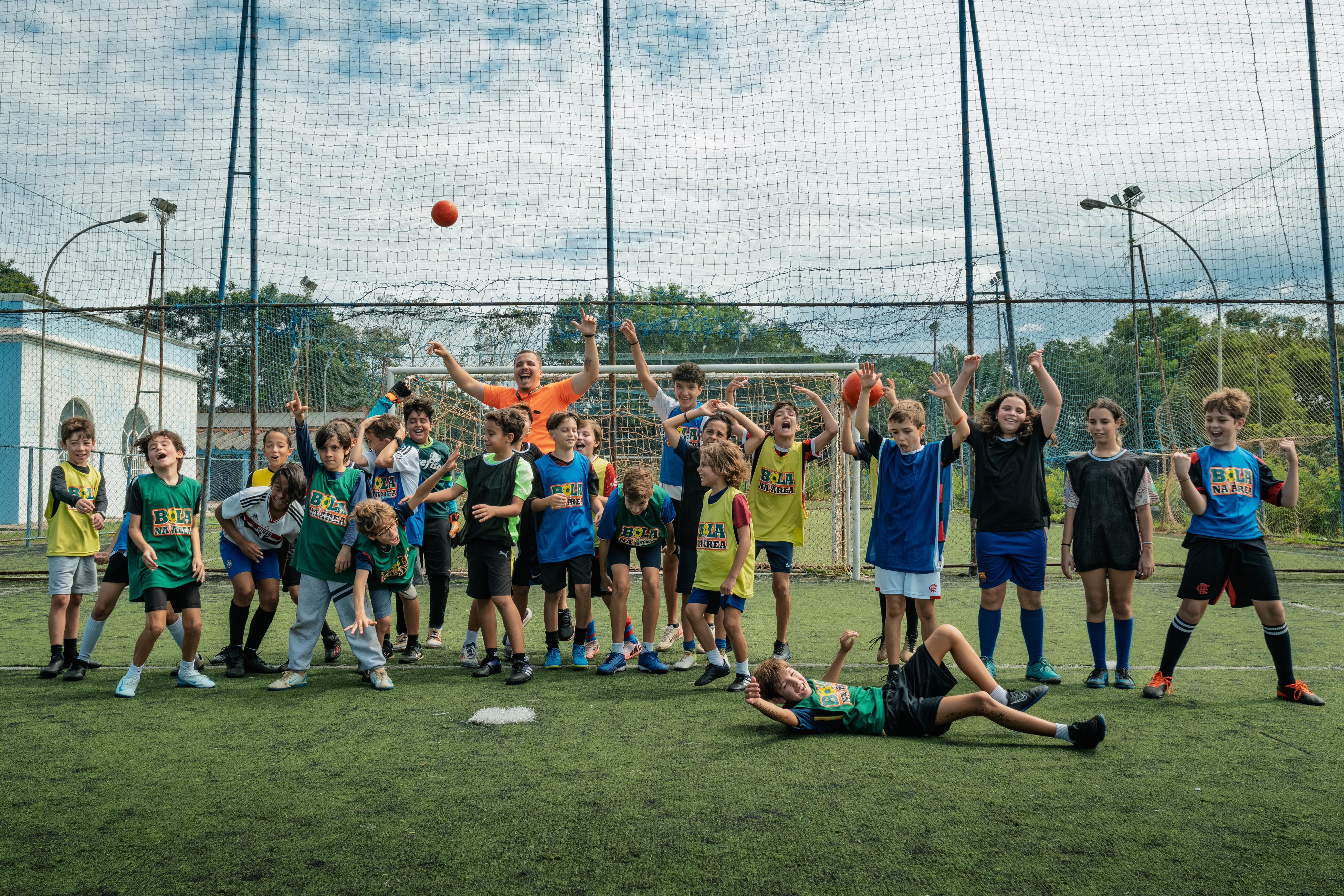 Crianças jogando futebol